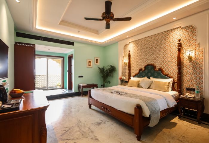 Full room view, ceiling fan, drapes